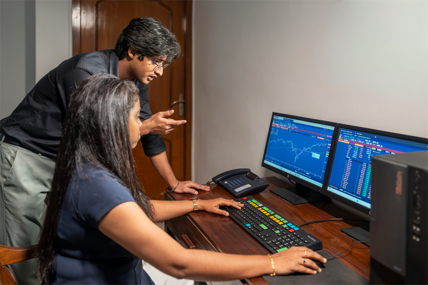 Two members from Pāri Washington's research team discussing work